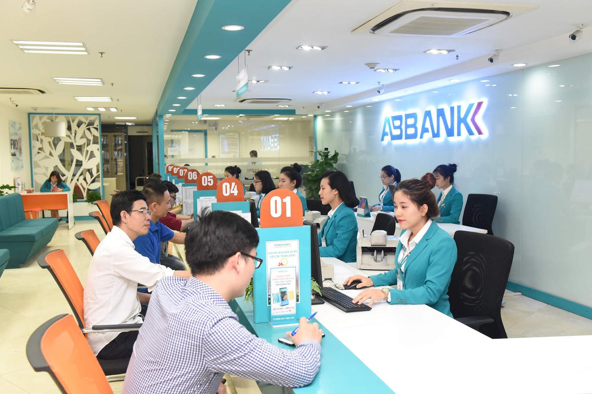 3.-abbank-quay-giao-dich.jpg