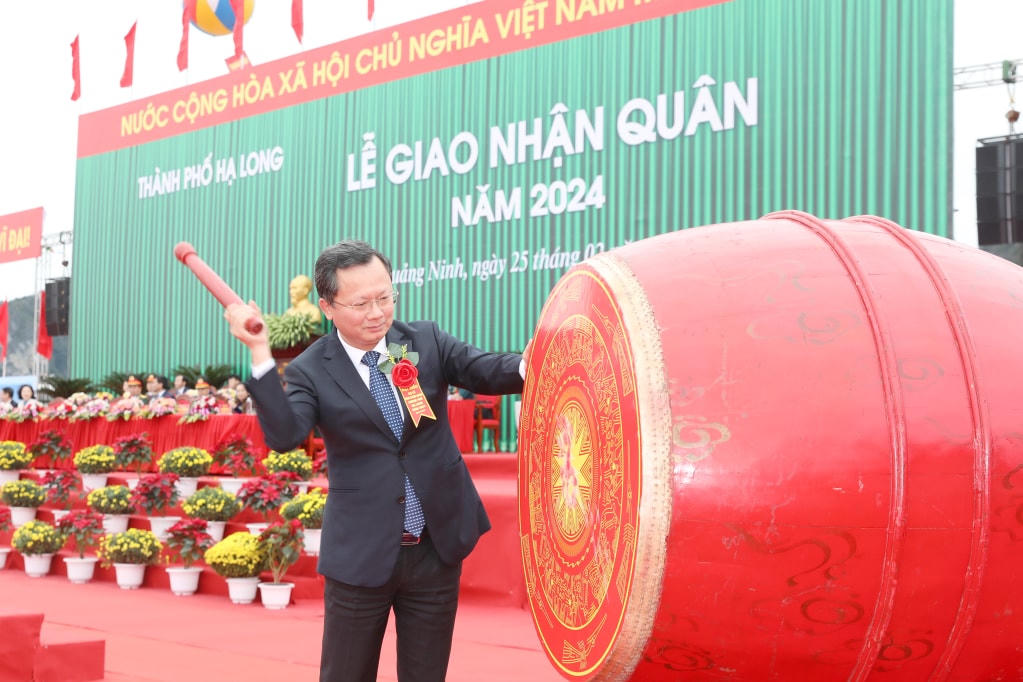 Ông Cao Tường Huy, Phó Bí thư Tỉnh ủy, Chủ tịch UBND tỉnh Quảng Ninh nổi trống mở hội giao quân ở TP Hạ Long.