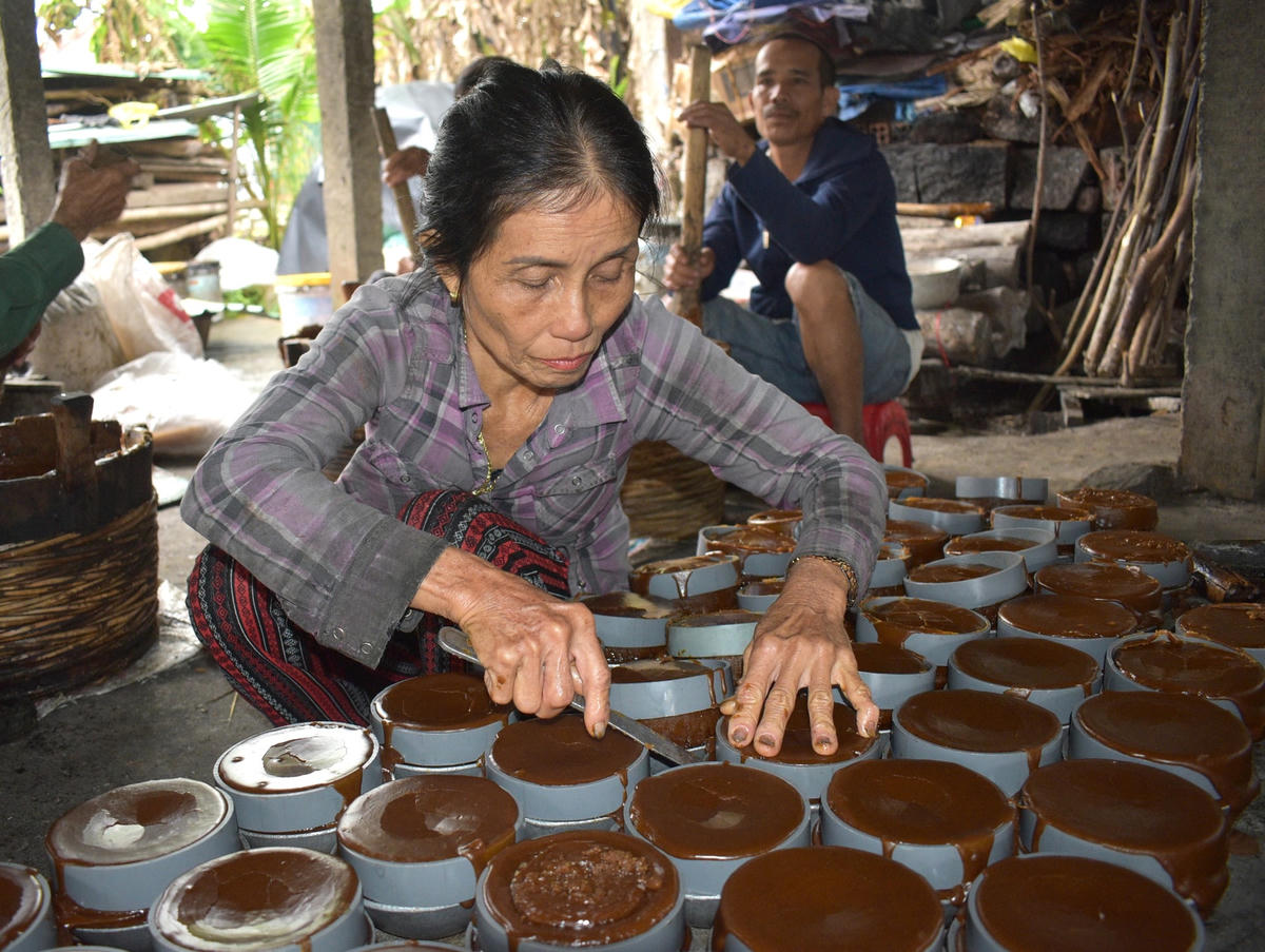 Những bát đường được công nhân làm trong khuôn.
