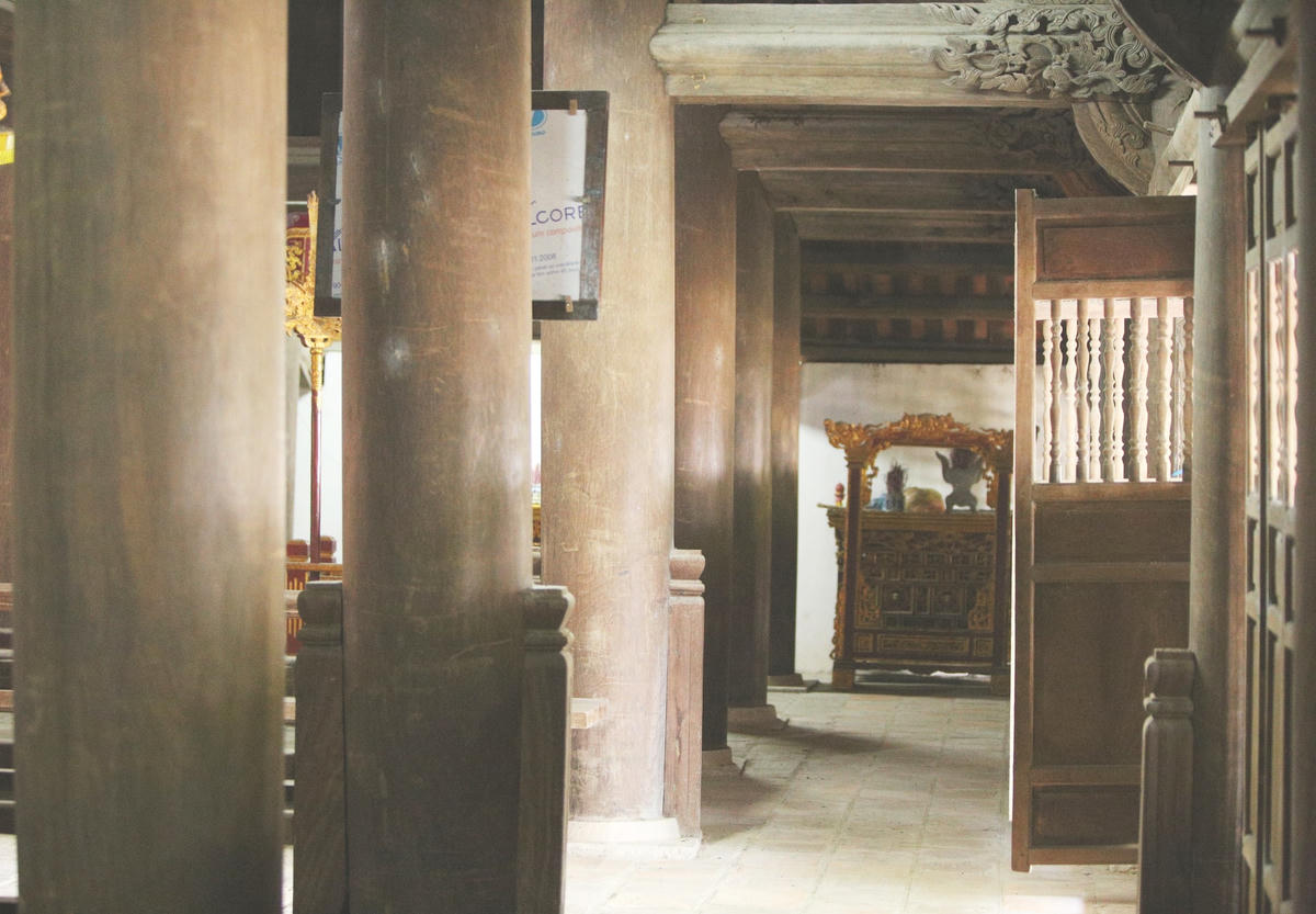 Đình có 7 gian, 32 chân cột bằng gỗ lim (mỗi cột lớn chu vi đến 1,7 m). Gian chính đặt hương án, 2 gian tả - hữu đắp nổi làm nơi ngồi cho quan viên theo thứ bậc.
