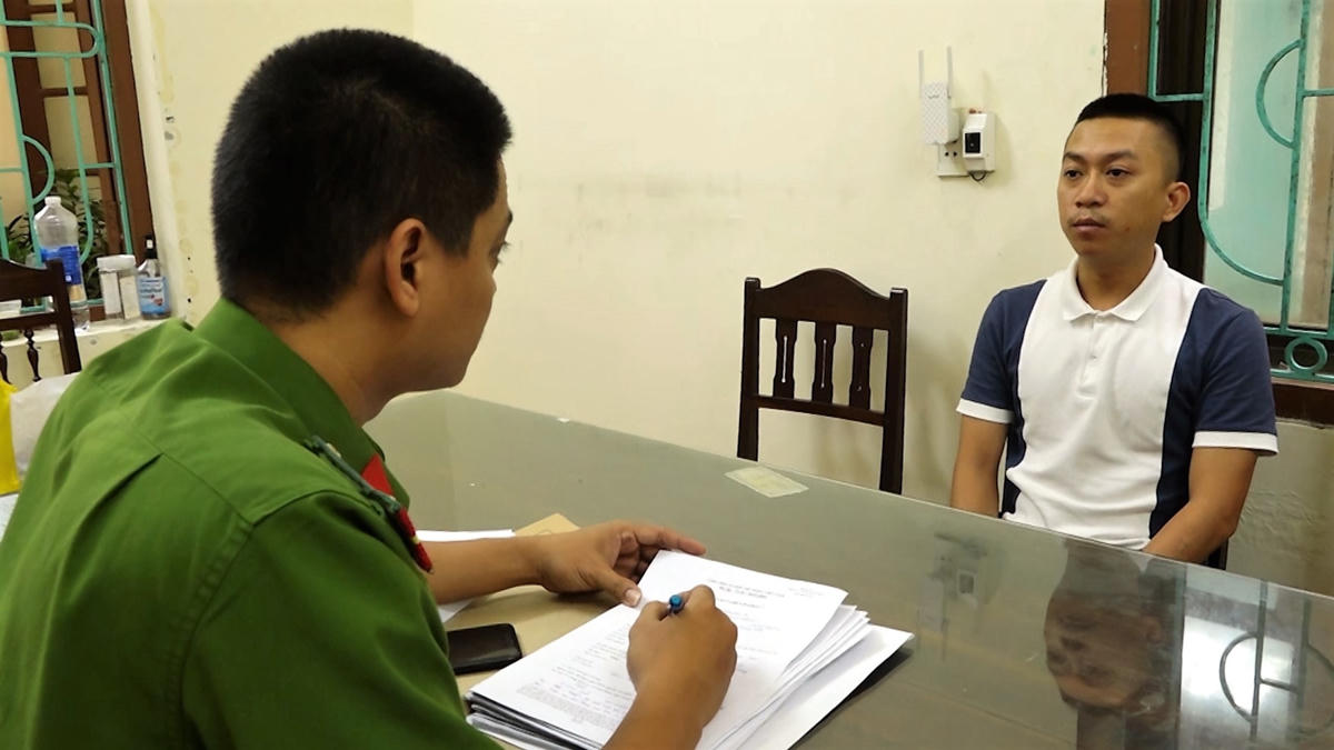 Lực lượng chức năng lấy lời khai các đối tượng liên quan đến hành vi đánh bạc qua mạng