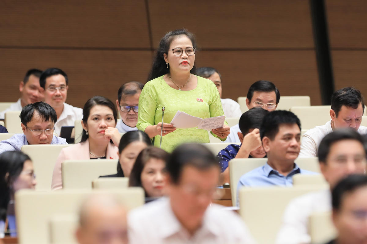 Đại biểu Nguyễn Thị Sửu (đoàn Thừa Thiên - Huế) góp ý kiến về dự thảo Luật Thi đua khen thưởng (sửa đổi). Ảnh: Quang Vinh.