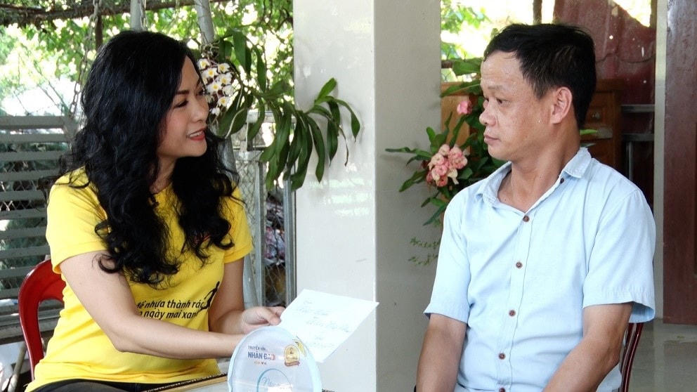 Bà Trần Uyên Phương, Phó Tổng giám đốc Tập đoàn Tân Hiệp Phát thay mặt công ty tặng anh Toán món quà cảm ơn vì những đóng góp cộng đồng. Ảnh: Nối trọn yêu thương.