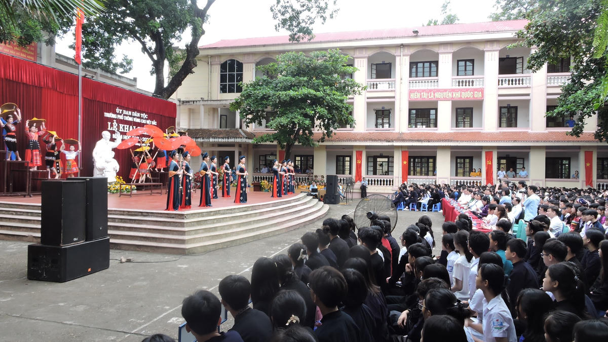 Toàn cảnh chương trình văn nghệ chào mừng khai giảng.