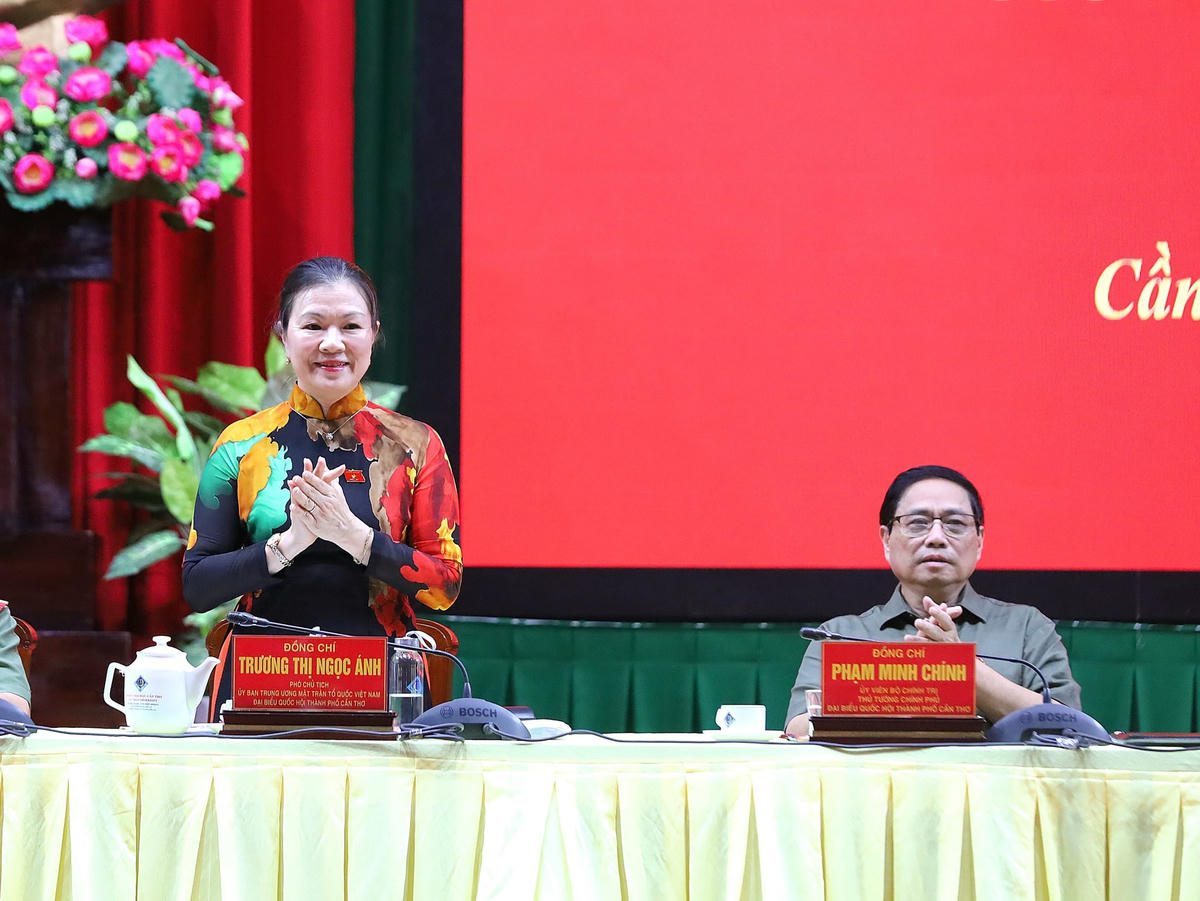 Phó Chủ tịch Ủy ban Trung ương MTTQ Việt Nam Trương Thị Ngọc Ánh tại buổi tiếp xúc cử tri chiều 14/10.