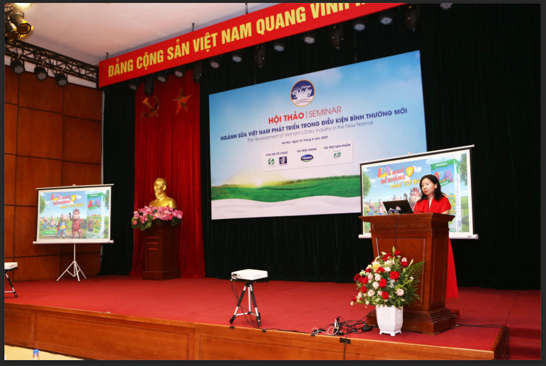 Đại diện Vinamilk – bà Nguyễn Thị Xuân Nga trình bày chủ đề “Để trẻ em Việt Nam yêu thích uống sữa: Dinh dưỡng nhưng phải ngon” tại hội thảo ngành Sữa ngày 1-6.