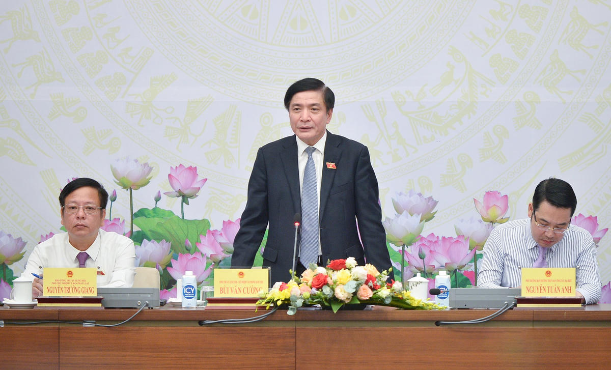 Tổng Thư ký Quốc hội, Chủ nhiệm Văn phòng Quốc hội Bùi Văn Cường chủ trì buổi họp báo.
