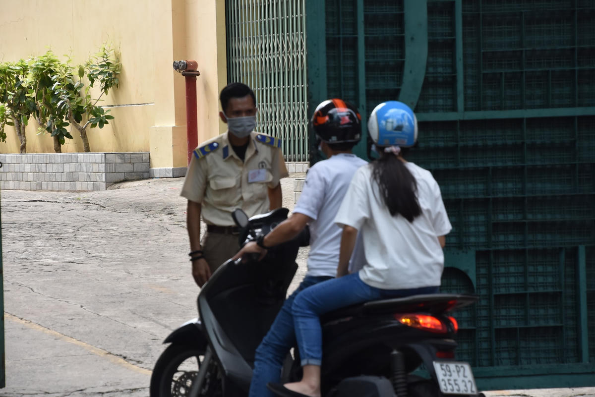 Một thí sinh đến điểm thi sát giờ làm bài. 