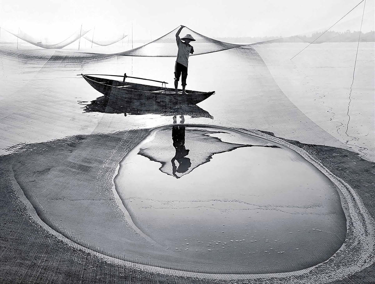 Tác phẩm “Một đời gắn bó” tác giả Đặng Kế Đức được trao Huy chương Vàng ở đề tài Tự do cho ảnh đơn sắc.