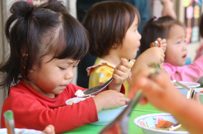 Nhờ những bữa cơm miễn phí, trẻ nghèo đến lớp đầy đủ hơn (Ảnh: Đặng Dương).