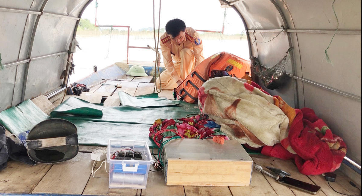 Lực lượng CSGT Đường thuỷ kiểm tra thuyền máy dùng kích điện để đánh bắt thuỷ sản.