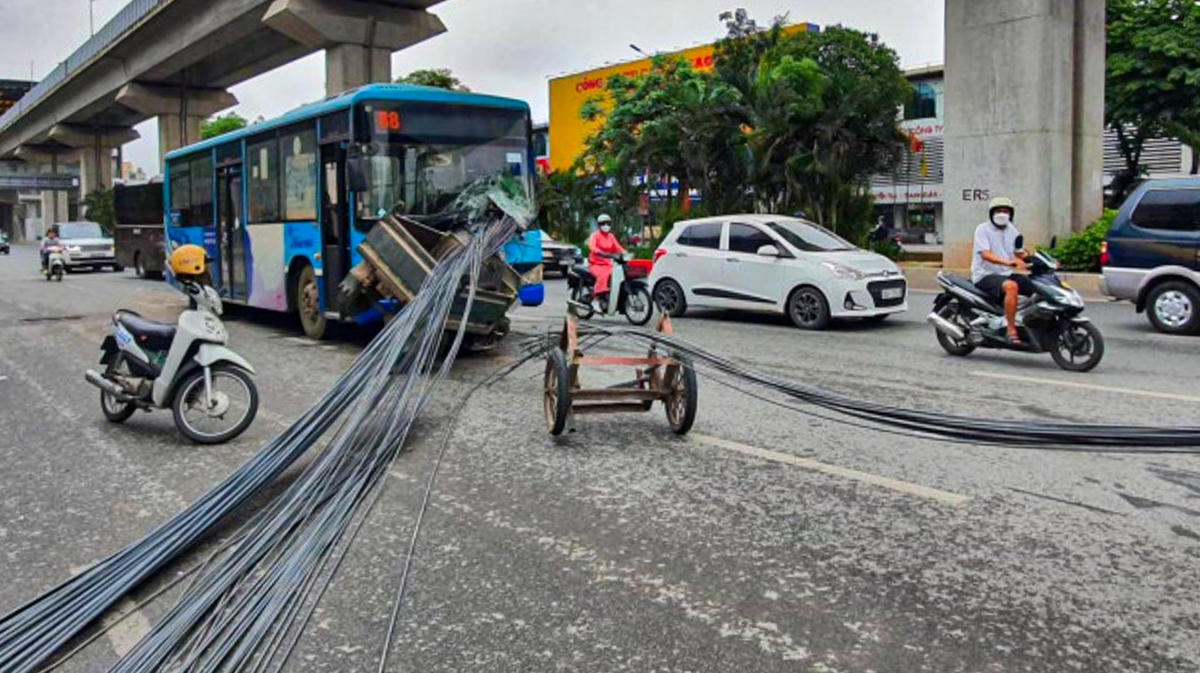 Ngày 8/5, xe ba gác chở sắt thép cồng kềnh va chạm với xe buýt trên đường Nguyễn Trãi.