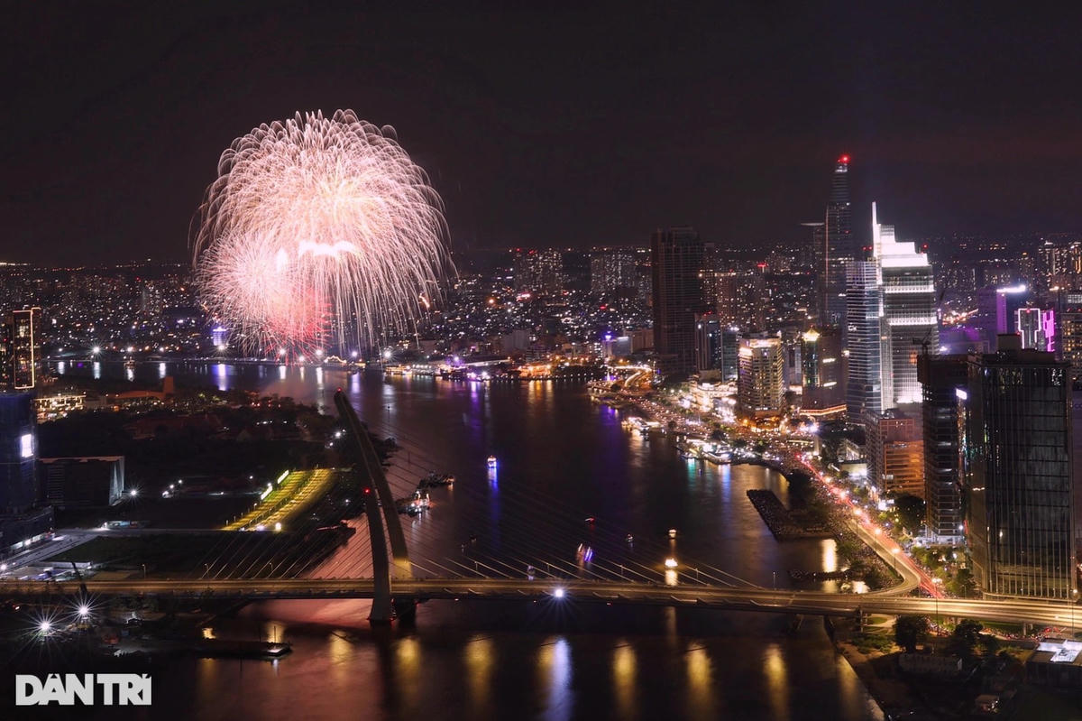 Màn trình diễn bắn pháo hoa nghệ thuật rực rỡ ở TP HCM