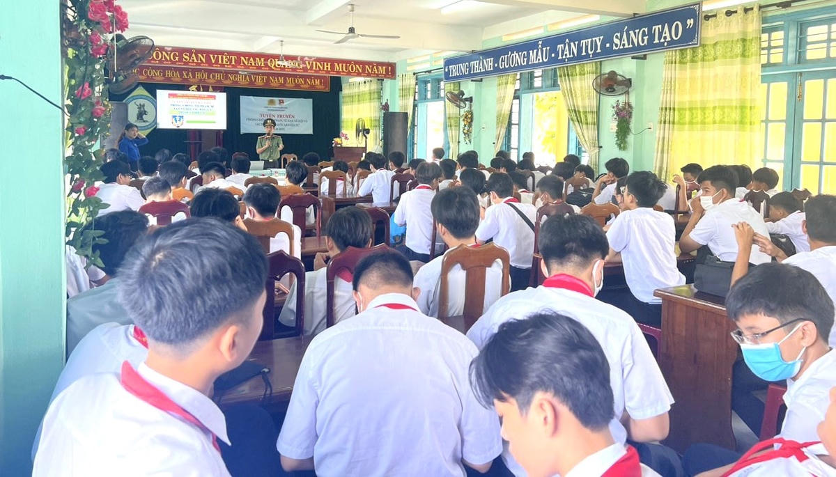 Lực lượng Công an Quảng Nam tuyên truyền về luật ATGT cho học sinh.