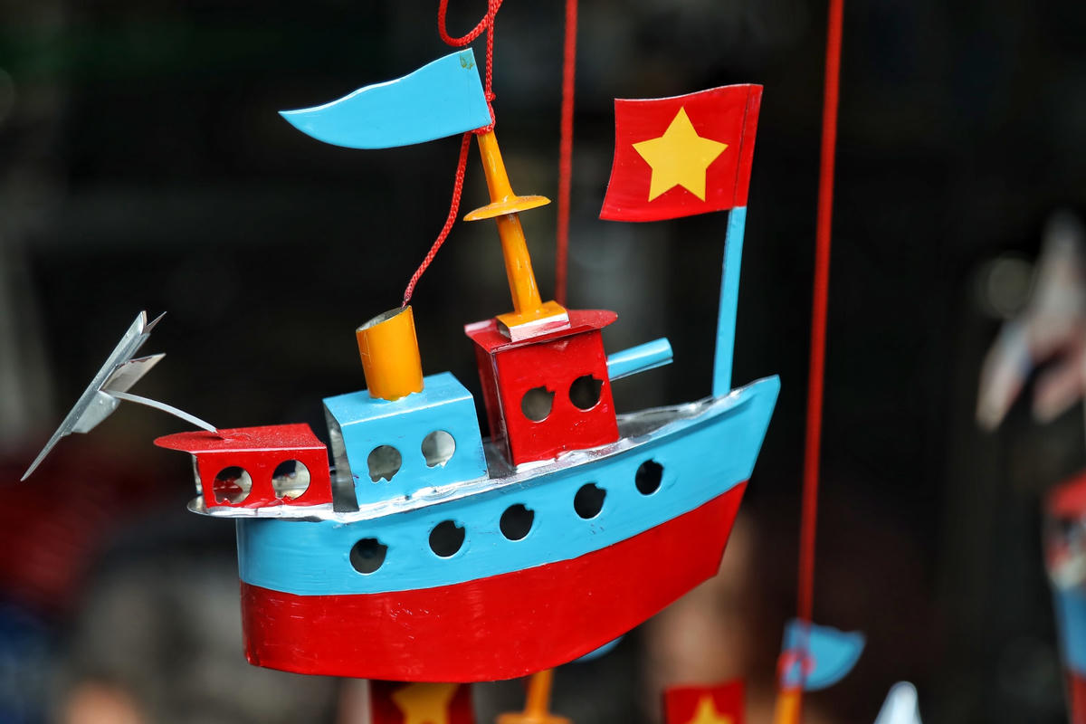 Tàu thuỷ sắt tây được sơn màu xanh, đỏ, vàng sặc sỡ, mô phỏng lại hình ảnh tàu chiến ngày xưa hay tàu đánh cá.
