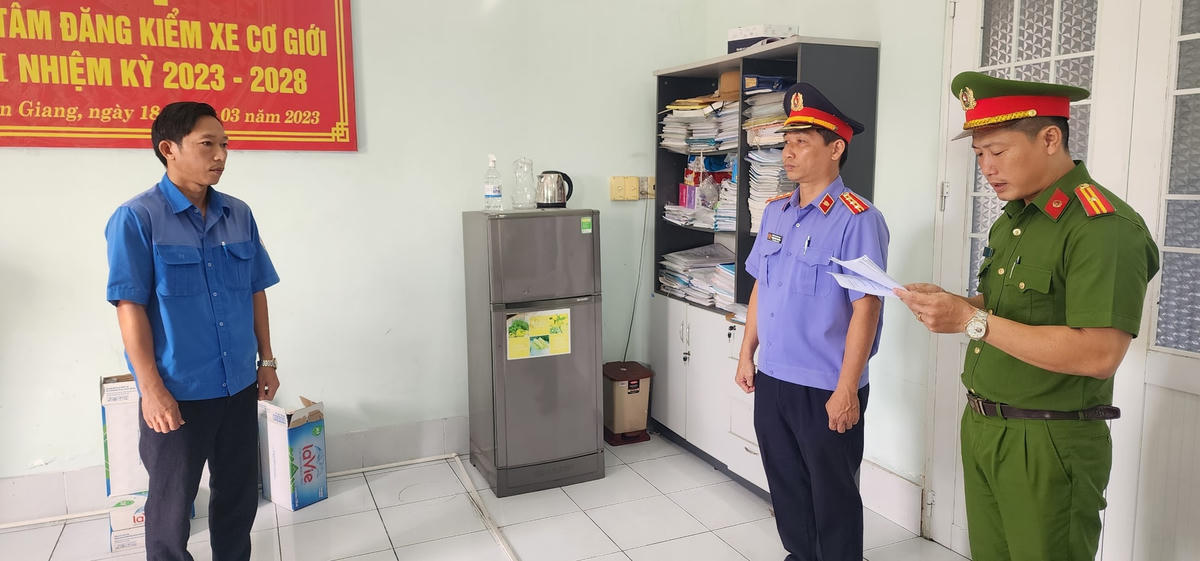 Công an đọc lệnh bắt tạm giam bi can Đặng Phi Long.