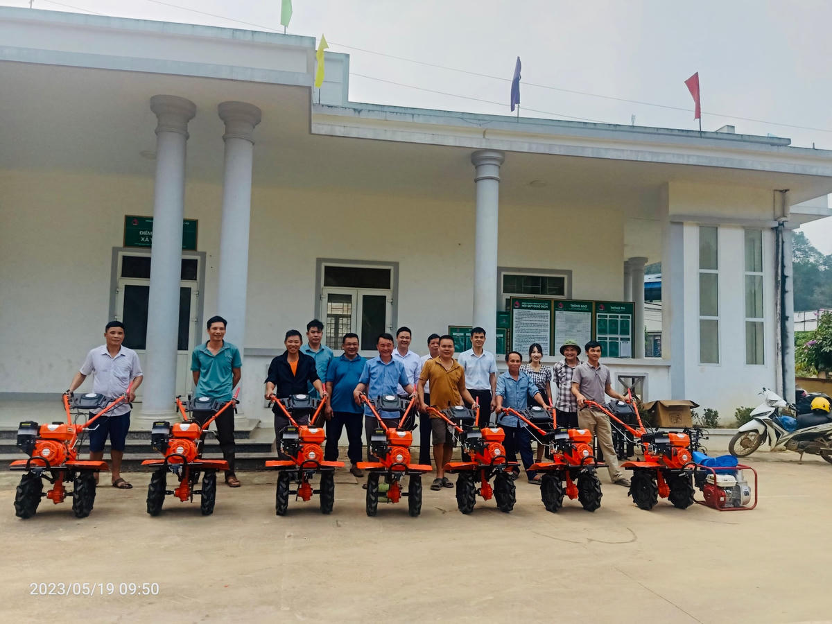 Đồng bào dân tộc Dao ở xã Yên Thành phấn khởi nhận hỗ trợ máy nông cụ phục vụ sản xuất.