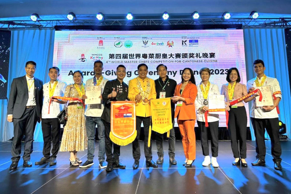 Ban tổ chức Cuộc thi đầu bếp thế giới về ẩm thực Quảng Đông trao giải bạc cho nhà hàng Hồng Hạnh với món ăn "phượng hoàng tam sắc".