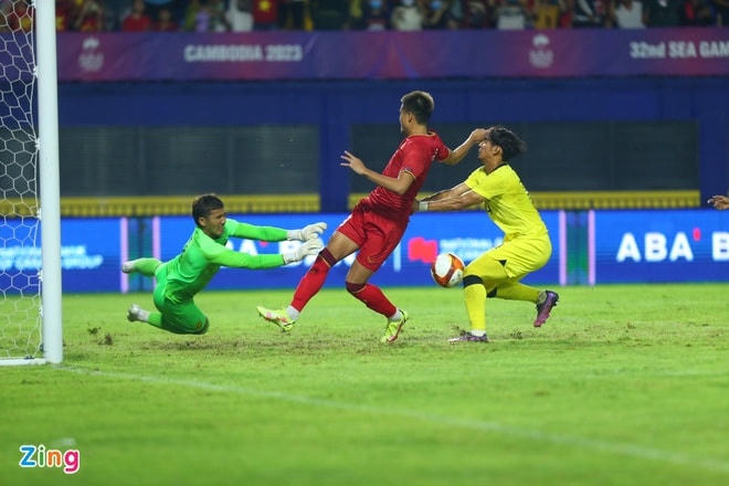 Bàn mở tỷ số của U22 Việt Nam dường như là pha phản lưới của Ahmad Zikri. Ảnh: Quang Thịnh/ Zing.