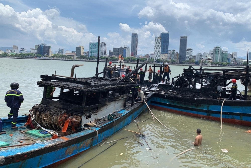 Hai tàu cá trị giá hàng chục tỷ đồng bị thiêu rụi.