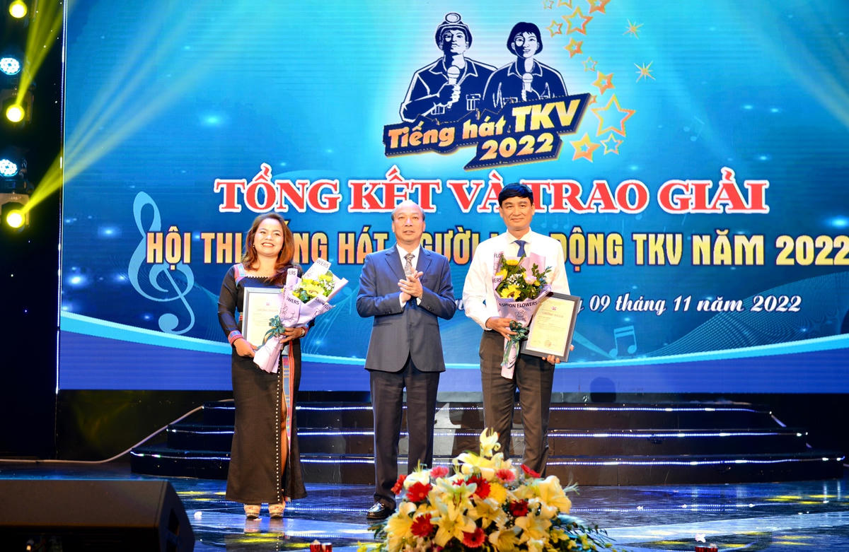 Ban tổ chức trao 2 giải phụ dành cho Tác giả có ca khúc sáng tác (tự biên) mới hay nhất về TKV tại Hội thi Tiếng hát người lao động TKV năm 2022 và Tiết mục hát hay của người dân tộc thiểu số. 