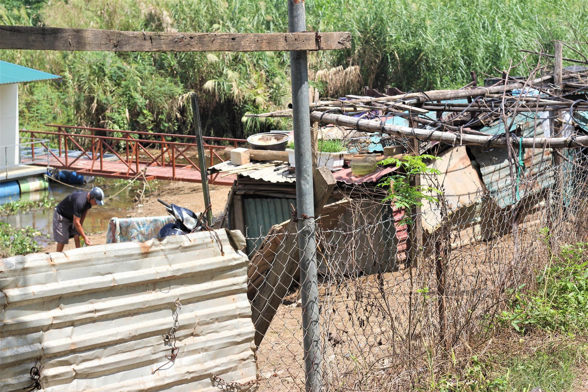 Người dân ở đây chủ yếu làm những công việc như: bốc vác thuê, đi nhặt ve chai, đồng nát, đánh cá,...