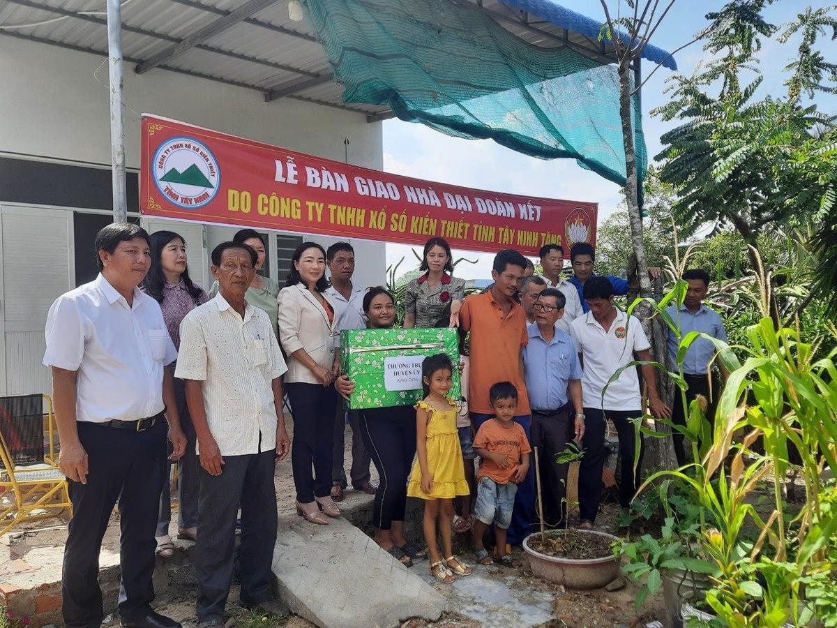 Bàn giao nhà Đại đoàn kết cho hô nghèo thôn  Hiệp Nghĩa, xã Tân Thuận, Hàm Thuận Nam.