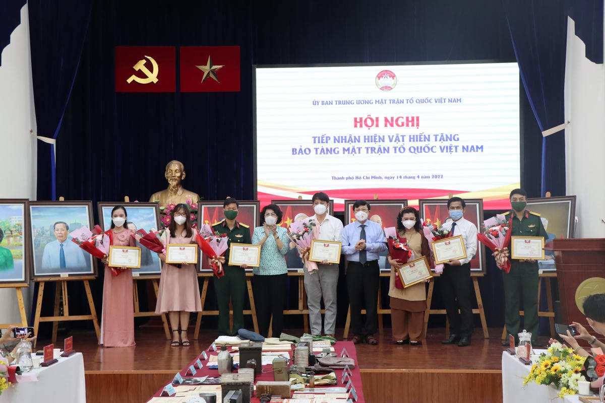 Phó Chủ tịch UBTƯ MTTQ Việt Nam Nguyễn Hữu Dũng trao giấy ghi nhận cho các tổ chức, cá nhân hiến tặng hiện vật cho Bảo tàng MTTQ Việt Nam.