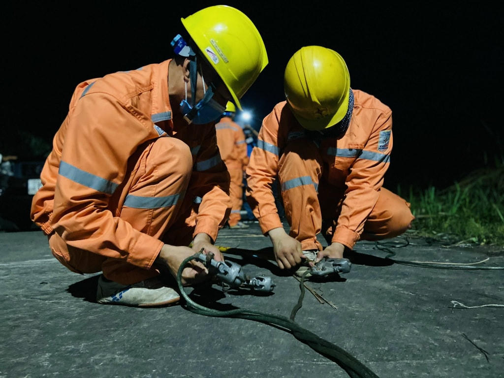 Cán bộ, công nhân Công ty điện lực Quảng Ninh tiến hành lắp tiếp địa di động để đảm bảo toàn cho nhóm công tác làm việc. Ảnh: Hoàng Nga.