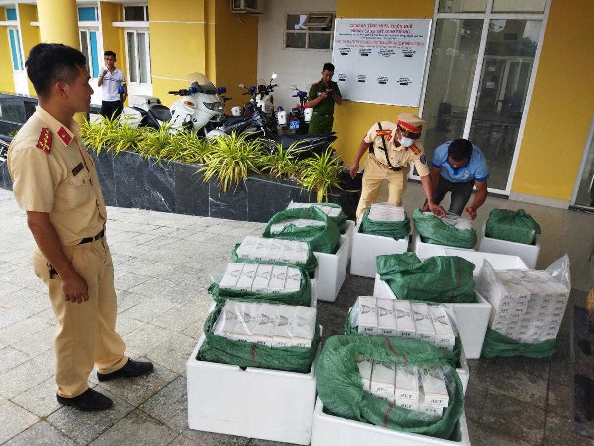 Lực lượng Công an phát hiện trên xe đang chở 6.000 bao thuốc lá nhãn hiệu Jet, không có hoá đơn chứng từ kèm theo.