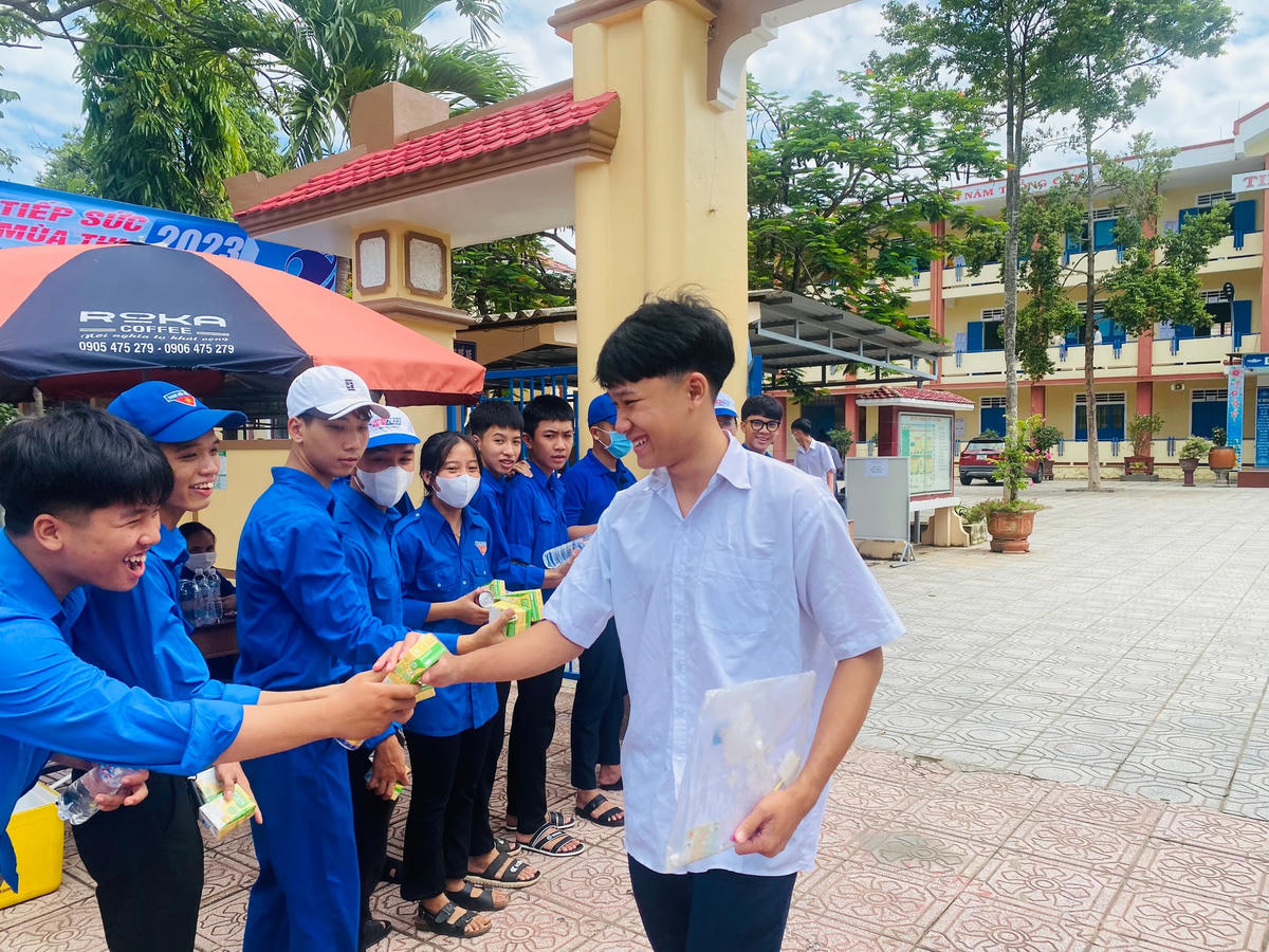 Theo đó, đã vận động khoảng 13.000 chai nước, 5.500 hộp sữa, hơn 1.500 suất ăn sáng như: xôi, bánh, mì… để hỗ trợ thí sinh tham gia dự thi Kỳ thi tốt nghiệp THPT năm 2023 trên địa bàn.