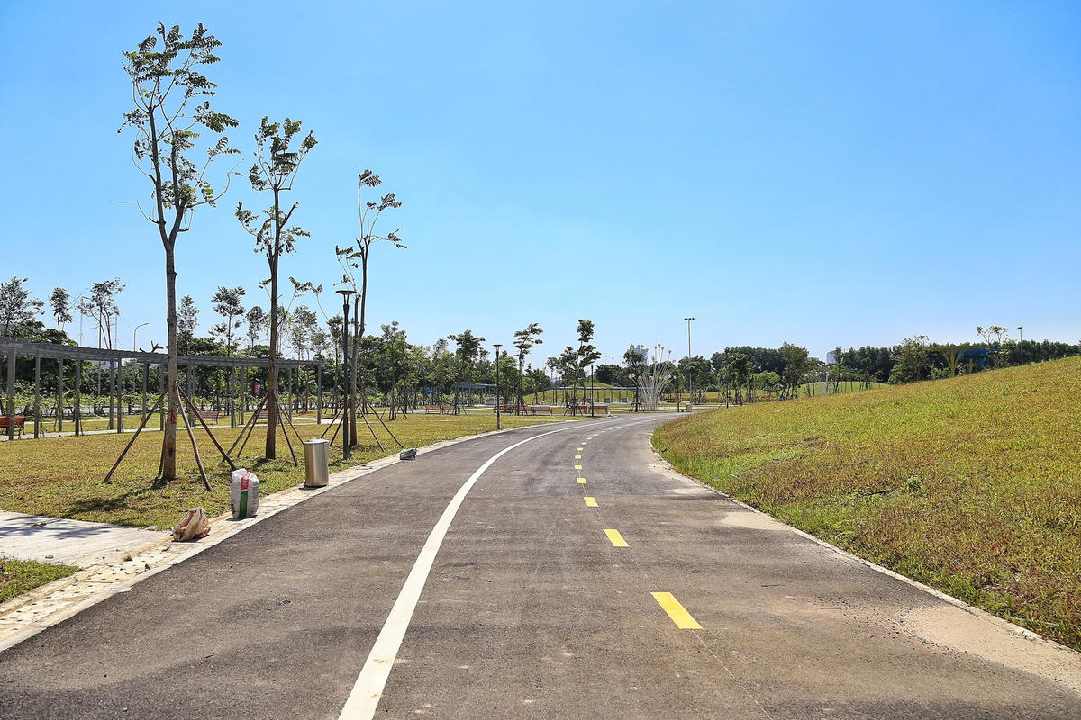 Hệ thống đường trong công viên đã được hoàn thiện, kẻ vạch.
