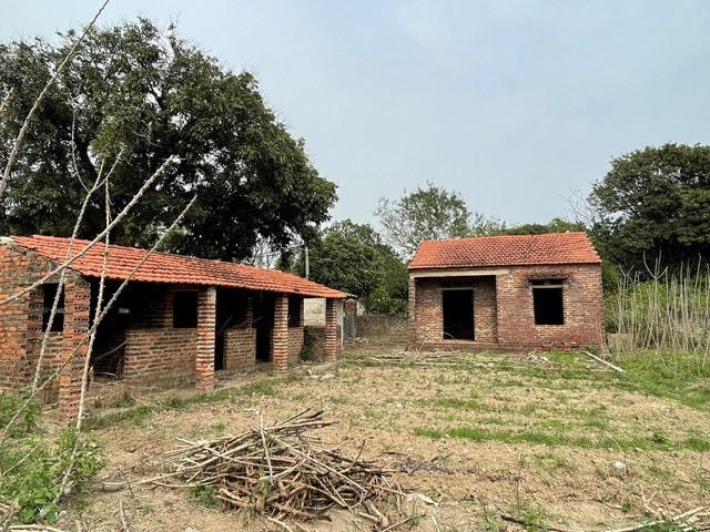 Nhà dân tại khu Trại Thành (TX Quảng Yên) bỏ hoang hơn 10 năm do xây dựng nằm trong quy hoạch dự án Tuyến đường tránh phía Nam thành phố Uông Bí vừa được hủy bỏ.