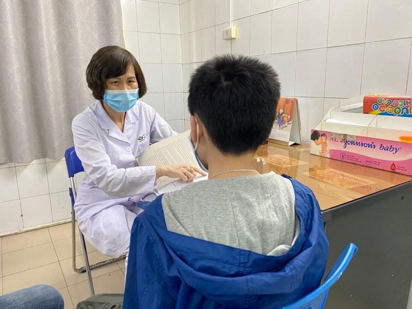 Bác sĩ tư vấn sức khỏe tâm lý cho trẻ vị thành niên. Ảnh: TL.