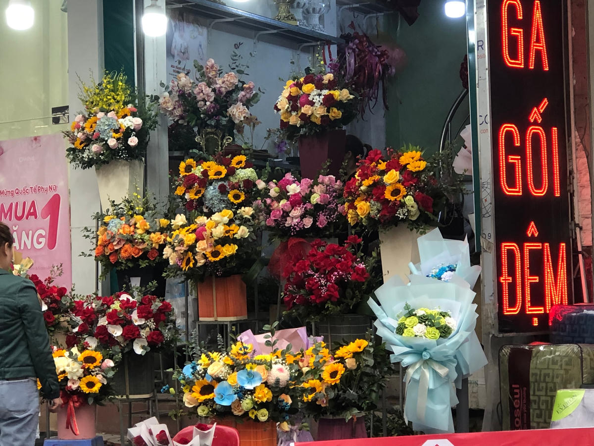 [ẢNH] Hà Nội: Cửa hàng bán hoa ngang nhiên lấn chiếm vỉa hè dịp 8-3