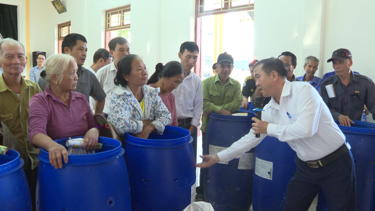 Ủy ban MTTQ tỉnh Hà Nam ra mắt mô hình “Phân loại rác thải tại nguồn” tại thành phố Phủ Lý và hướng dẫn người dân cách phân loại rác.  