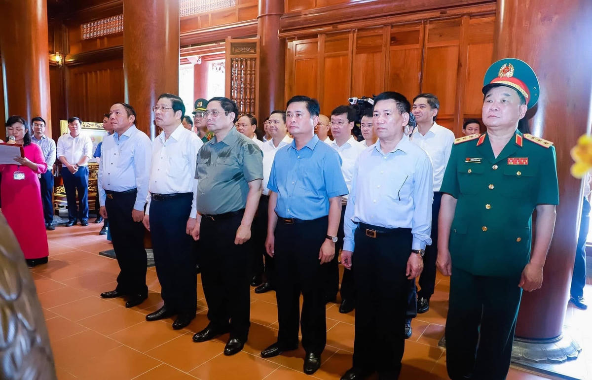 Thủ tướng Phạm Minh Chính cùng đoàn công tác dâng hương tại Khu di tích Quốc gia Kim Liên sáng ngày 23/7.