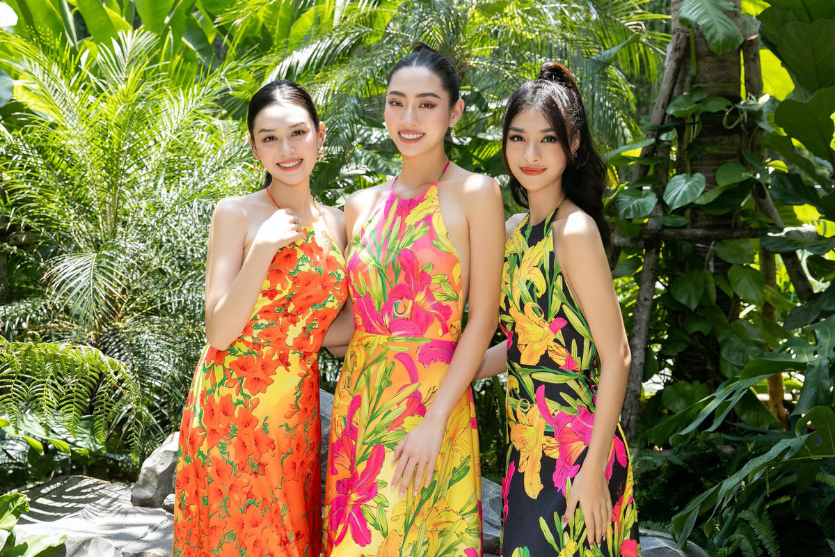 Lương Thùy Linh, Kiều Loan, Tường San diện váy đồng điệu, khoe lưng trần quyến rũ. 