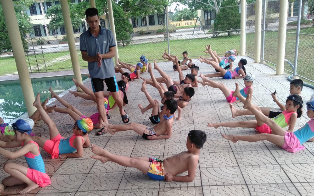 Lớp dạy bơi ngày hè ở trường Tiểu học Mai Thủy.