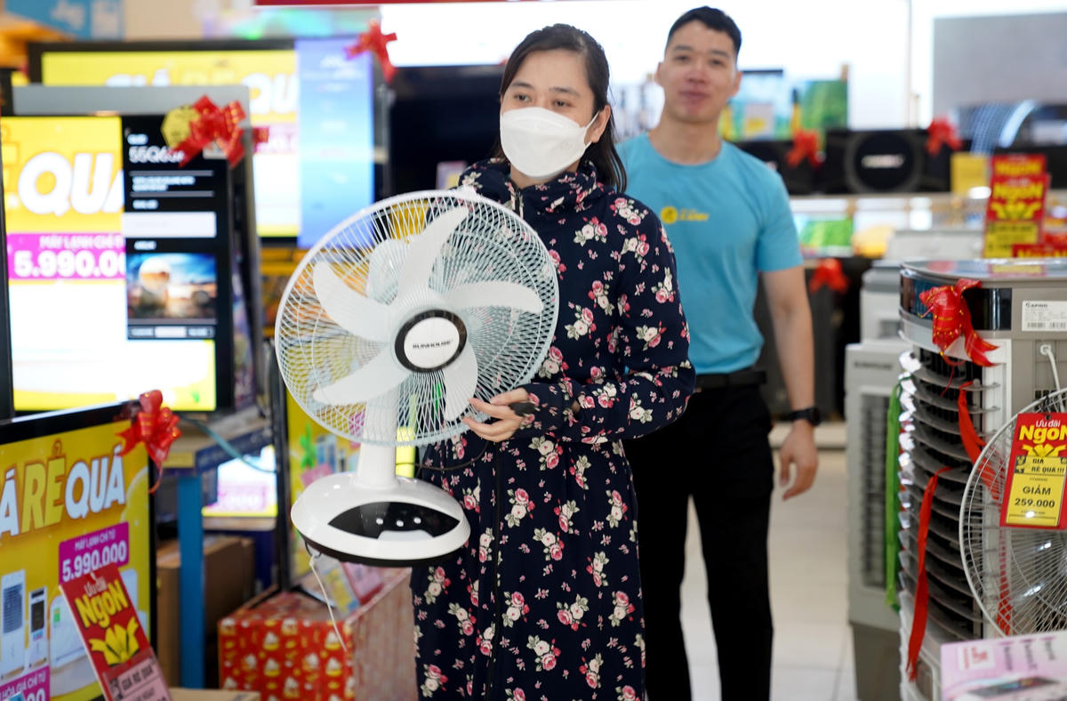 "Nhà có con nhỏ nên tôi lựa chọn mua một chiếc quạt tích điện với giá 1,2 triệu đồng tại cửa hàng điện máy. Quạt này có thể sử dụng liên tục từ 5 - 8 giờ, lại có cả đèn chiếu sáng, nên rất tiện lợi trong những ngày nắng nóng và mất điện", chị Nguyễn Thị Mai (TP Hà Tĩnh) cho biết.