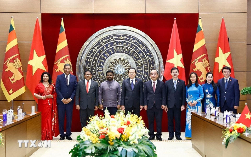 Chủ tịch Quốc hội Trần Thanh Mẫn, Tổng thống Sri Lanka Anura Kumara Dissanayaka với đại biểu. (Ảnh: Doãn Tấn/TTXVN)