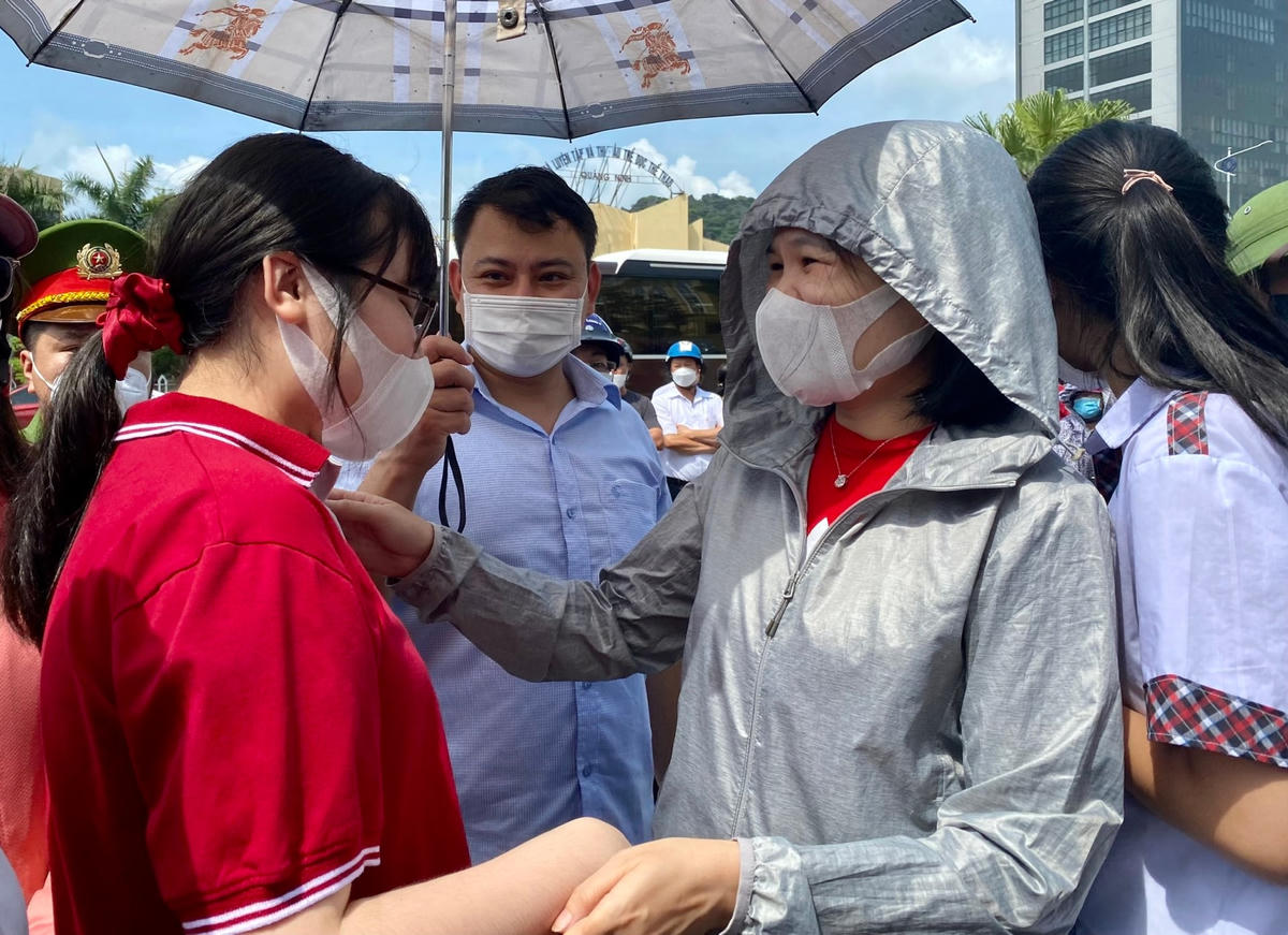 Em Phương Anh (cựu học sinh trường THCS Lê Văn Tám) chia sẻ: Đề năm nay cũng bình thường, mặc dù không "trúng tủ" nhưng em đã cố gắng hết sức. Em khá tự tin về bài làm của mình.