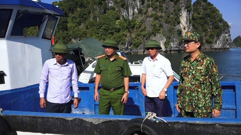 Lãnh đạo TP Cẩm Phả chỉ đạo, kiểm tra, xử lý các vi phạm trên tuyến biển. (Ảnh: Duy Tâm). 