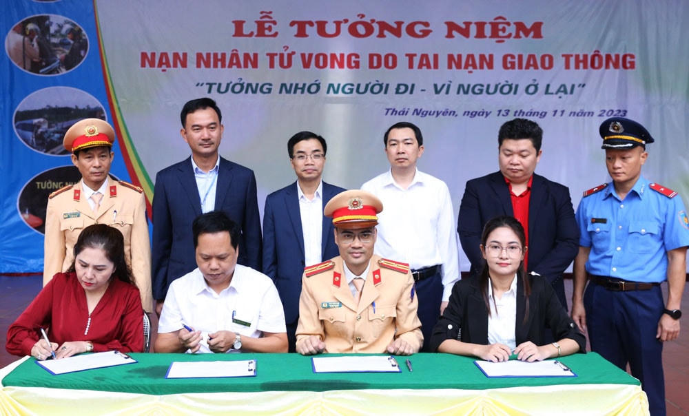 :Lực lượng cảnh sao giao thông thành phố Thái Nguyên ký cam kết chấp hành ATGT với Trường THPT Lương Ngọc Quyến. Ảnh: Thu Huyền.