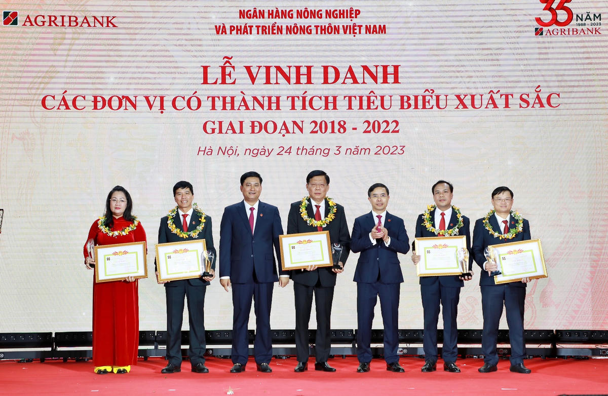 Agribank vinh danh các đơn vị có thành tích tiêu biểu xuất sắc giai đoạn 2018 - 2022.