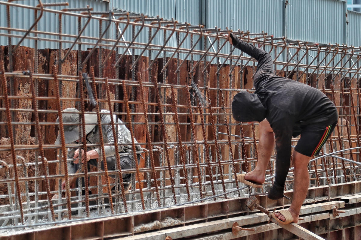 Để đáp ứng yêu cầu chống lũ ngày càng cao, hạn chế ùn tắc giao thông, thành phố Hà Nội đã giao Ban Quản lý dự án đầu tư xây dựng công trình giao thông thành phố làm chủ đầu tư thực hiện giai đoạn 2 dự án xây dựng công trình cầu vượt tại nút giao An Dương - đường Thanh Niên, trong đó có hạng mục thay thế kết cấu đê làm bằng đất thành đê bê tông đoạn từ K58+755 đến K62+500.