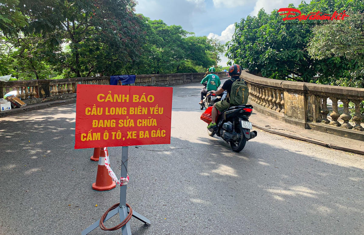 Tại mỗi đầu cầu, đơn vị quản lý cũng cho lắp đặt các tấm biển cảnh báo cầu Long Biên yếu, đang trong giai đoạn sửa chữa, các phương tiện ôtô và xe ba gác không được di chuyển lên cầu.