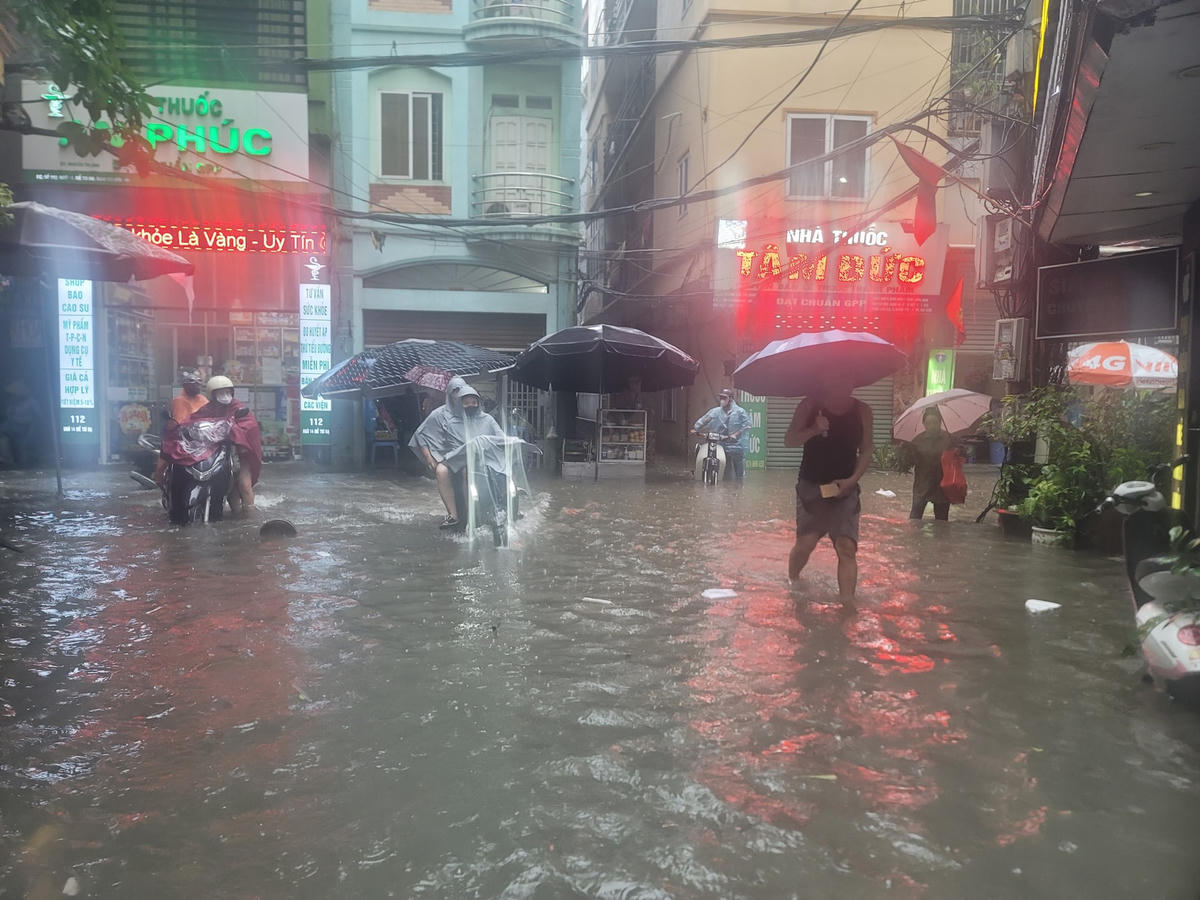 Hà Nội nhiều khu vực ngập trắng đường, người dân vất vả dắt xe, lội nước