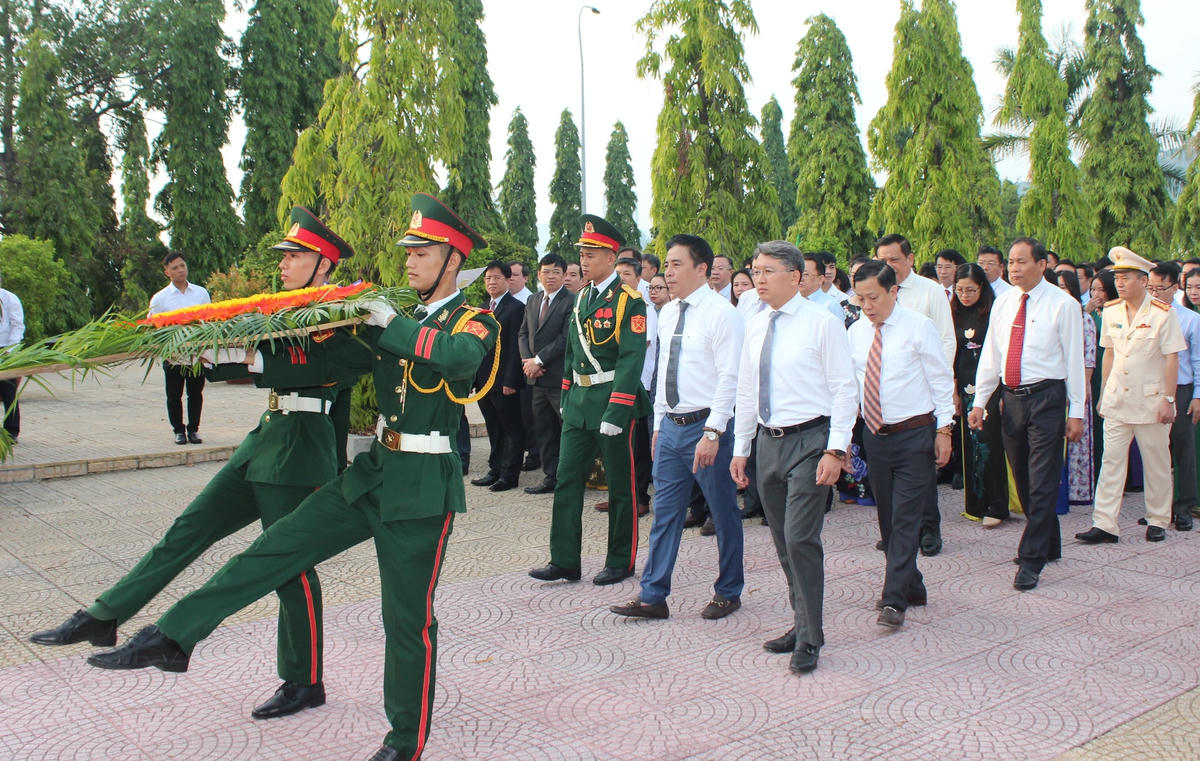 Ông Nguyễn Hải  Ninh, Bí thư Tỉnh ủy Khánh Hòa dẫn đầu đoàn viếng Nghĩa trang liệt sĩ.