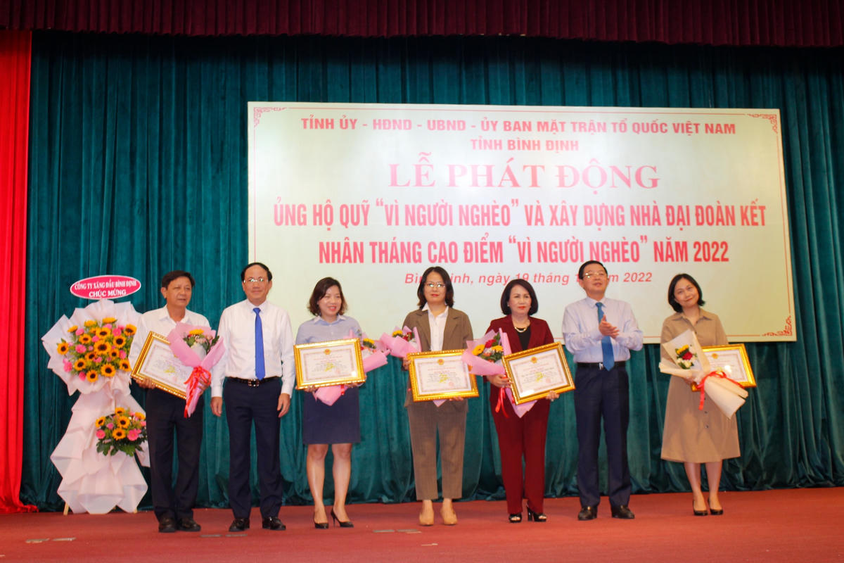 Bí thư Tỉnh ủy Hồ Quốc Dũng và Chủ tịch UBND tỉnh Phạm Anh Tuấn trao bằng khen cho các đơn vị doanh nghiệp có thành tích xuất sắc trong vận động ủng hộ Qũy “Vì người nghèo” giai đoạn 2021 đến tháng 6/2022.